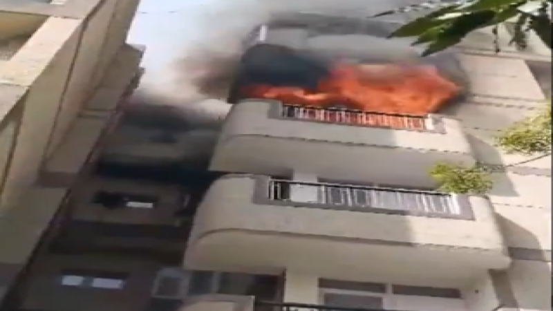 Fire Broke Out in Apartment:  इस अपार्टमेंट में लगी आग, मचा हड़कंप…यहां देखें वीडियो