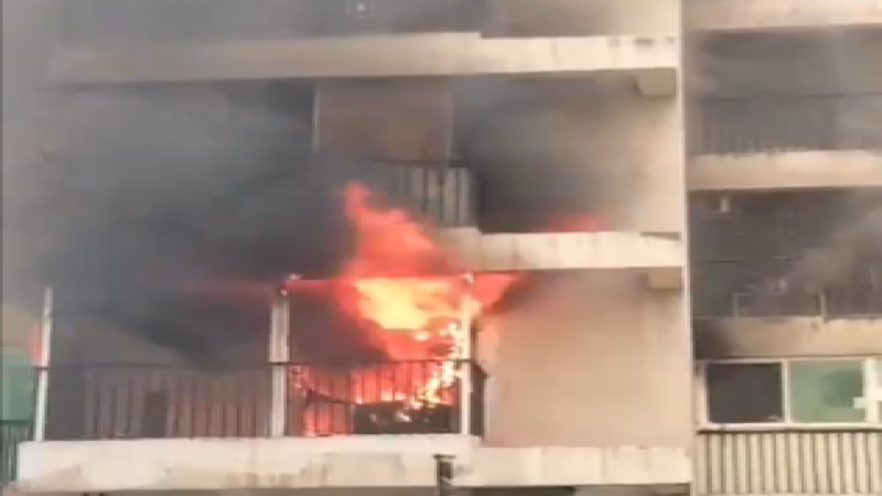Fire Broke Out In Society: सोसाइटी के फ्लैट में लगी आग, मची अफरा तफरी, देखें वीडियो