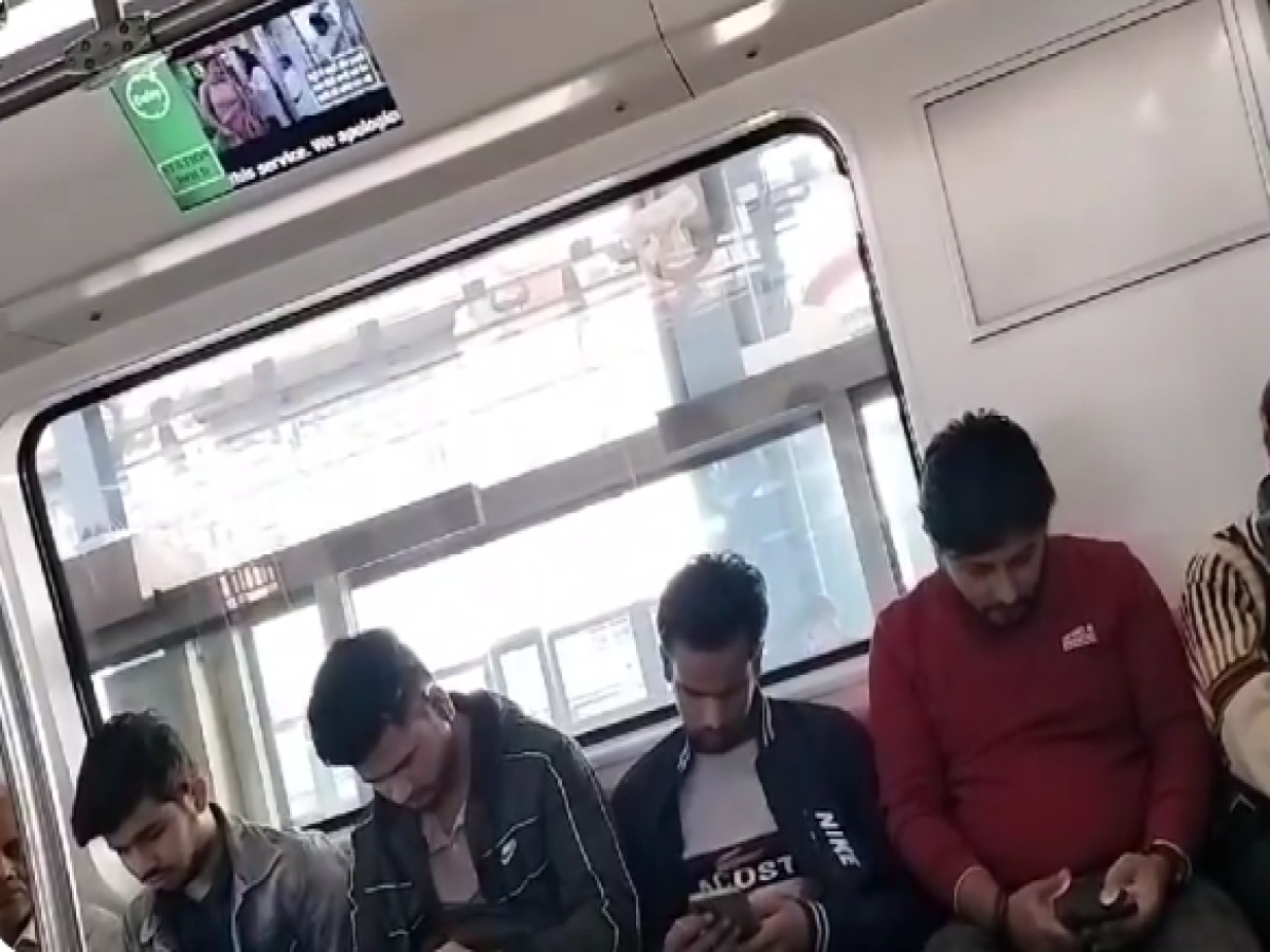Delhi Metro News: मेट्रो में तकनीकी गड़बड़ी, सफर में देरी के कारण यात्रियों में दिखा गुस्सा…यहां देखें वीडियो