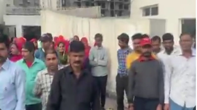 Workers Protest in Society: सोसाइटी में सफाई कर्मचारियों ने किया प्रदर्शन, ये है वजह…यहां देखें वीडियो