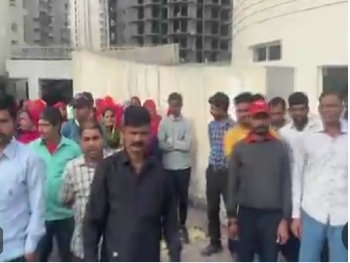 Workers Protest in Society: सोसाइटी में सफाई कर्मचारियों ने किया प्रदर्शन, ये है वजह…यहां देखें वीडियो