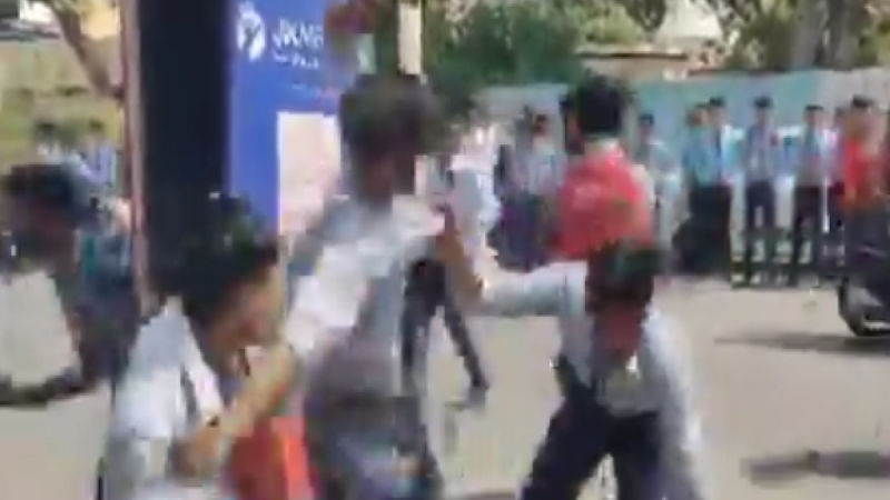 Students Fight Video: आपस में भिड़े स्टूडेंट, एक-दूसरे पर जमकर बरसाए लात-घूंसे, देखें वीडियो