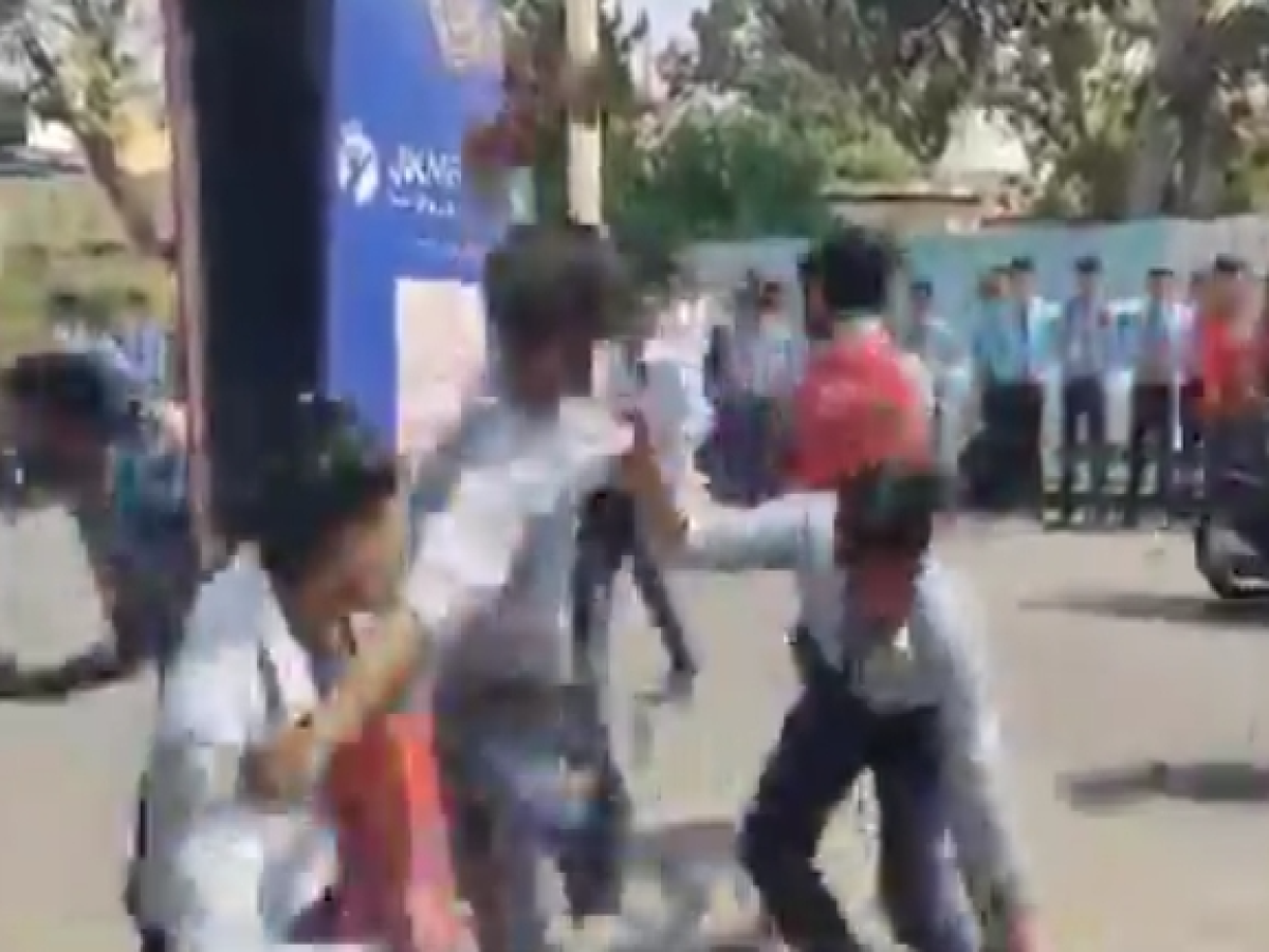 Students Fight Video: आपस में भिड़े स्टूडेंट, एक-दूसरे पर जमकर बरसाए लात-घूंसे, देखें वीडियो