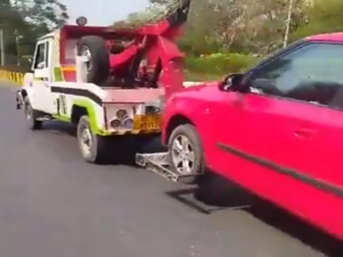 Viral Video: दंपति को गाड़ी समेत खींचना पड़ा भारी, प्राधिकरण ने लिया एक्शन… देखें वीडियो