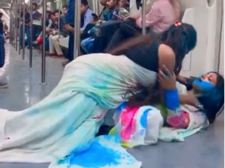 Delhi Metro Viral Video: दिल्ली मेट्रो पर बैठकर रंगों का त्यौहार मनाती लड़की का वीडियो वायरल, देखे वीडियो
