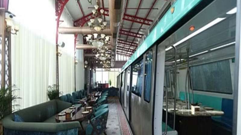 Metro Coach Restaurant: मेट्रो नुमा कोच के अंदर हुई रेस्तरां की शुरुआत, जानिए क्या होगा खास… देखें वीडियो