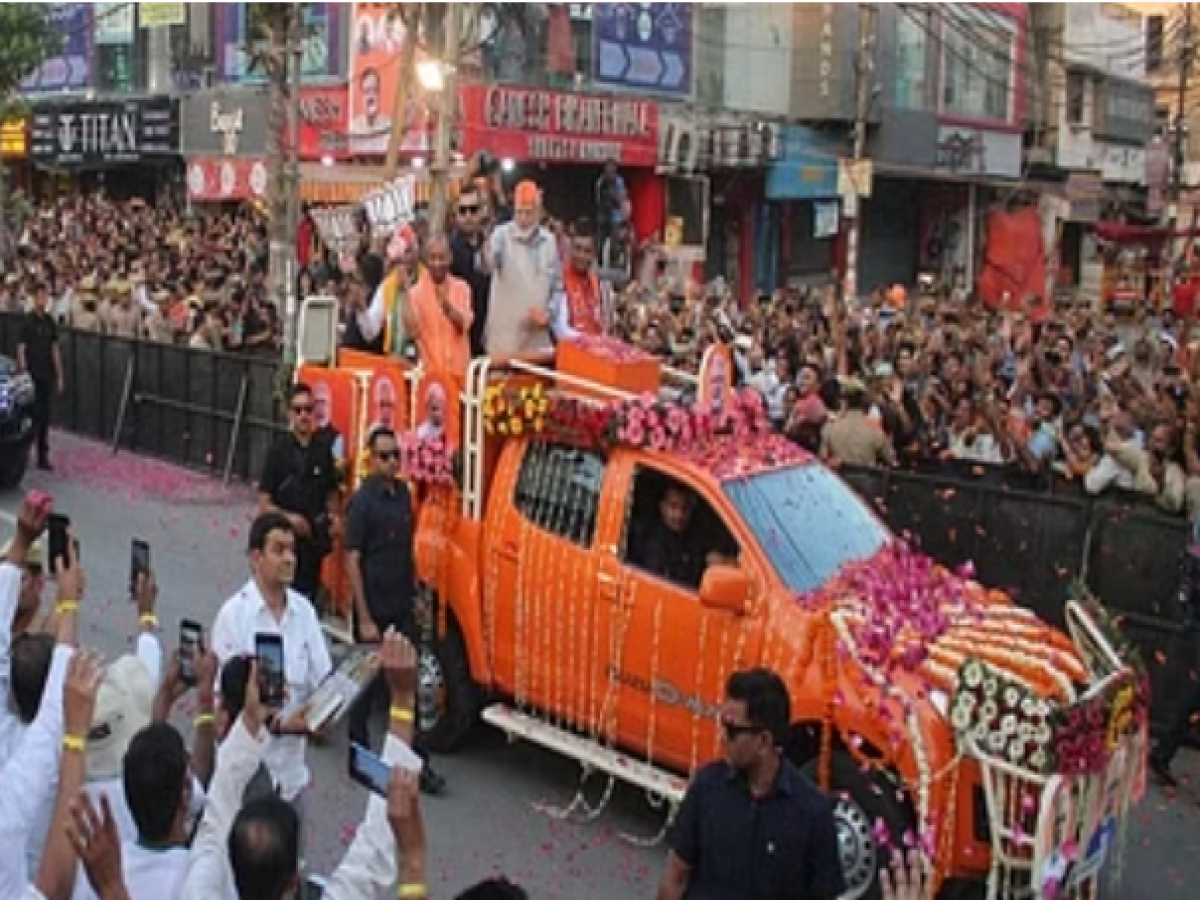 PM Modi Road Show: पीएम मोदी का रोड शो, चारों तरफ “अबकी बार 400 के पार” की गूंज
