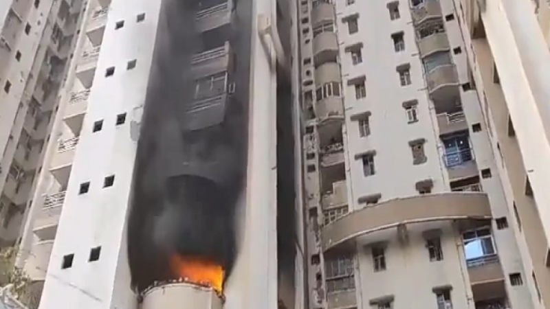 Fire Broke Out in Society: सोसायटी में लगी भीषण आग, मचा हड़कंप…देखें वीडियो