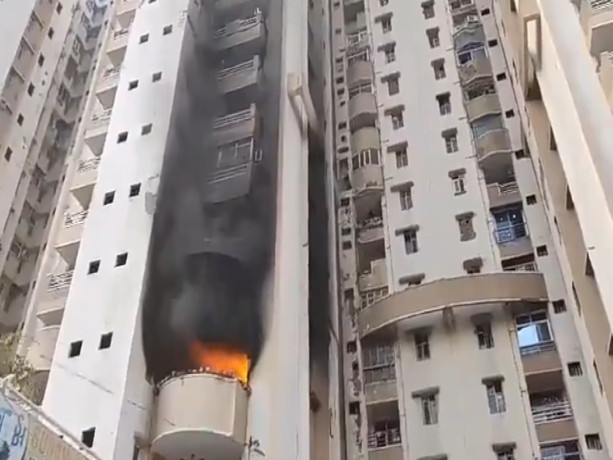 Fire Broke Out in Society: सोसायटी में लगी भीषण आग, मचा हड़कंप…देखें वीडियो