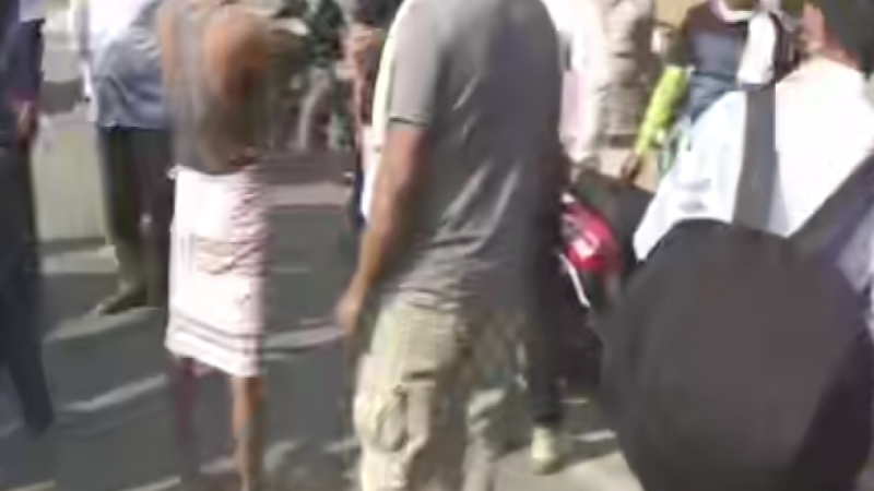 Chain Snatching Video: झपटमारों ने सरेआम महिला के गले से खींच ली चैन, पब्लिक ने किया हंगामा…देखें वीडियो