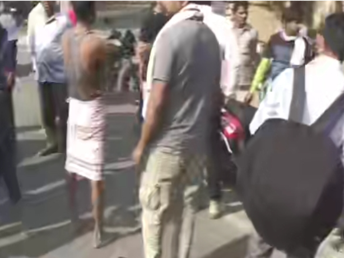Chain Snatching Video: झपटमारों ने सरेआम महिला के गले से खींच ली चैन, पब्लिक ने किया हंगामा…देखें वीडियो