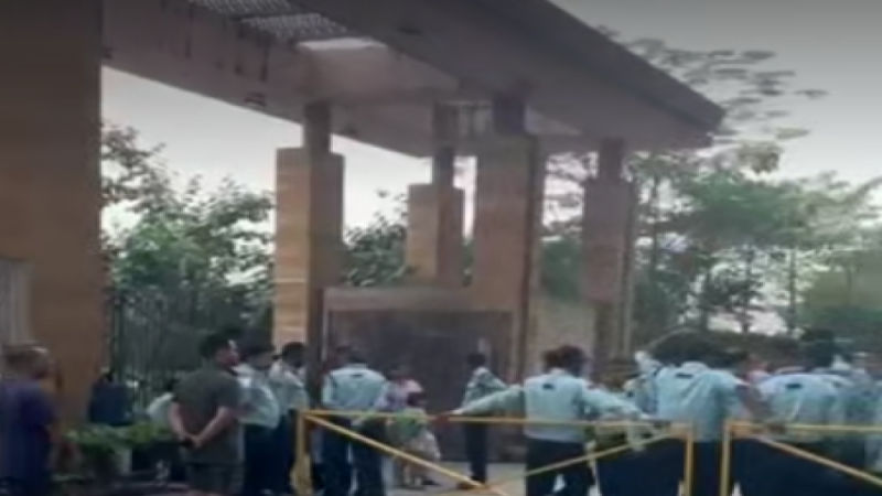 Guards Protest In Society: सुरक्षा गार्ड्स ने की हड़ताल, ये है वजह…देखें वीडियो