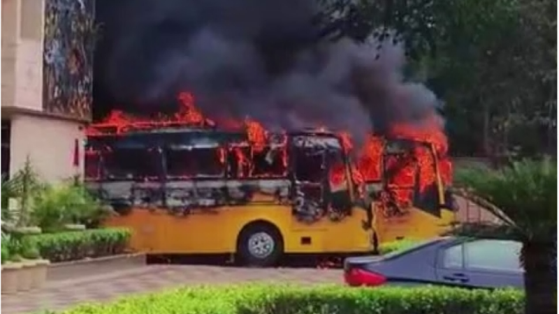 School Bus Fire: स्कूल बस में लगी आग, मचा हड़कंप…देखें वीडियो