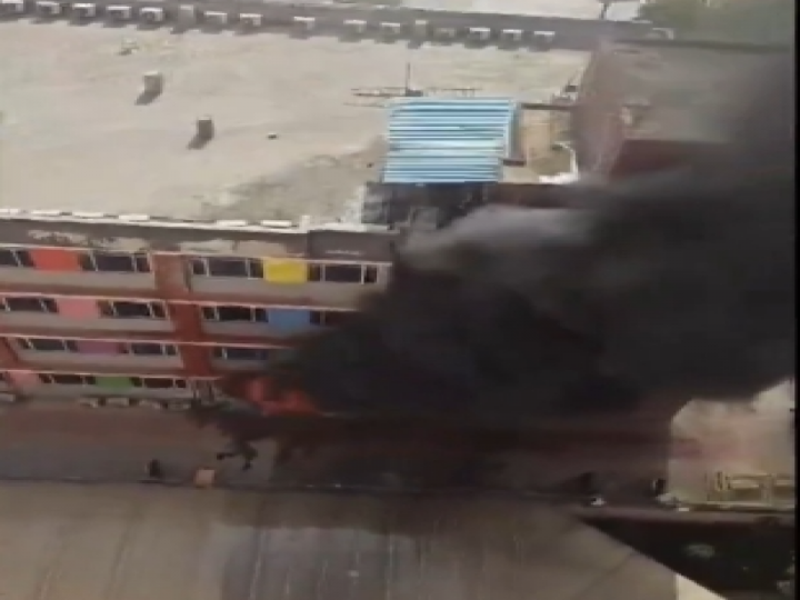 Fire in School: स्कूल में लगी भीषण आग, मचा हड़कंप…देखें वीडियो