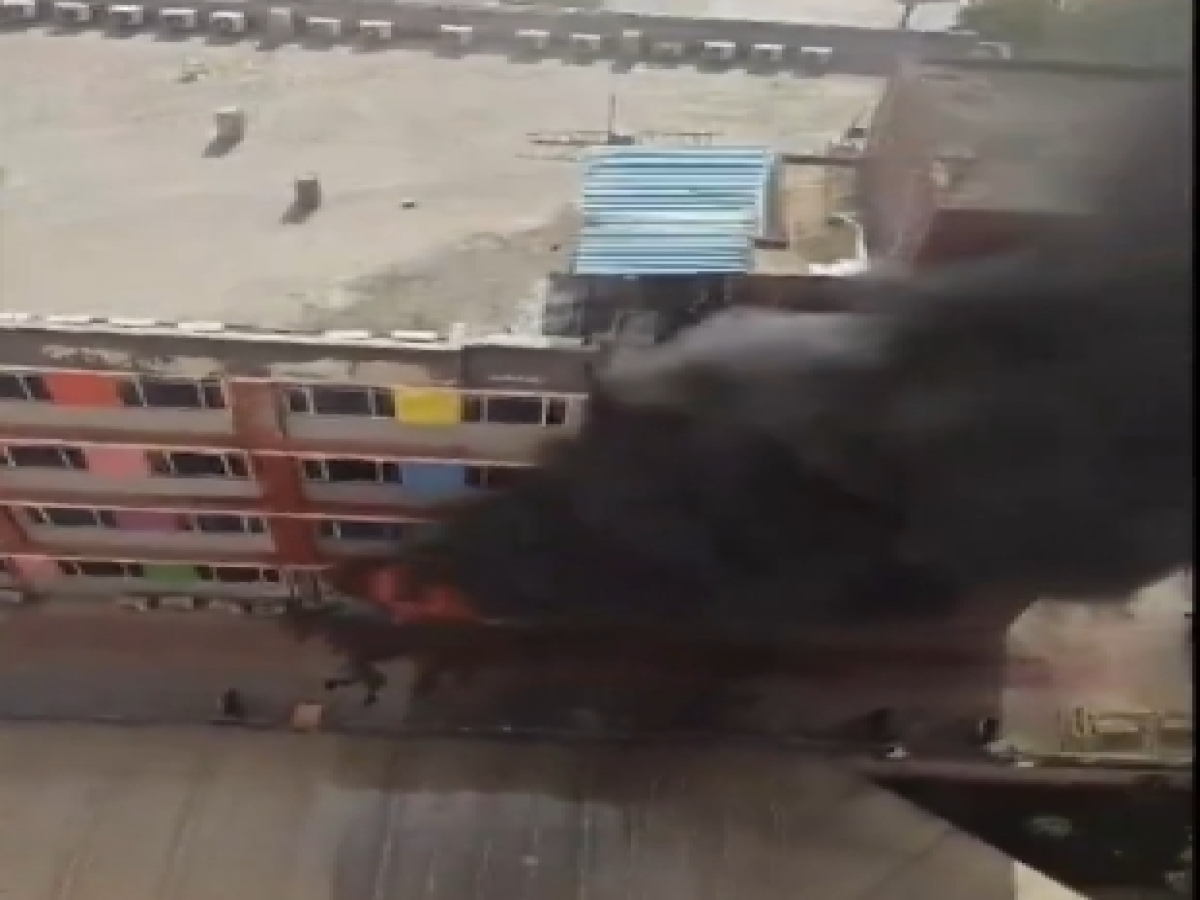 Fire in School: स्कूल में लगी भीषण आग, मचा हड़कंप…देखें वीडियो