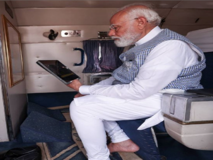 PM Modi Watched Surya Tilak: नंगे पैर, रामलला का सूर्य तिलक देख पीएम मोदी हुए भावुक, तस्वीर हुई वायरल
