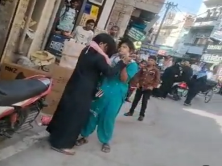 Viral Video: महिलाओं ने बीच सड़क पर की मारपीट, एक दूसरे के खींचे बाल…सामने आया वीडियो