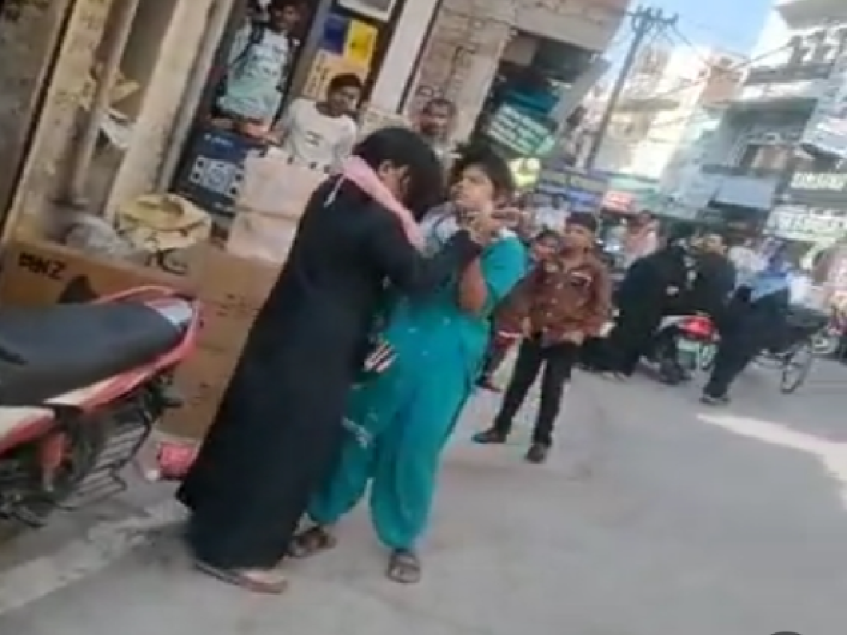 Viral Video: महिलाओं ने बीच सड़क पर की मारपीट, एक दूसरे के खींचे बाल…सामने आया वीडियो