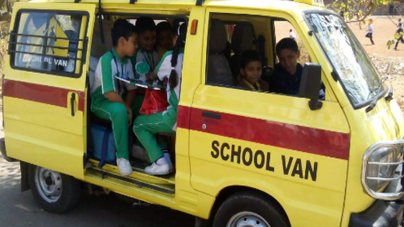 School Van Accident News: स्कूल वैन पर गिर पड़ी बिजली की तार, बाल-बाल बची स्कूली बच्चों की जान