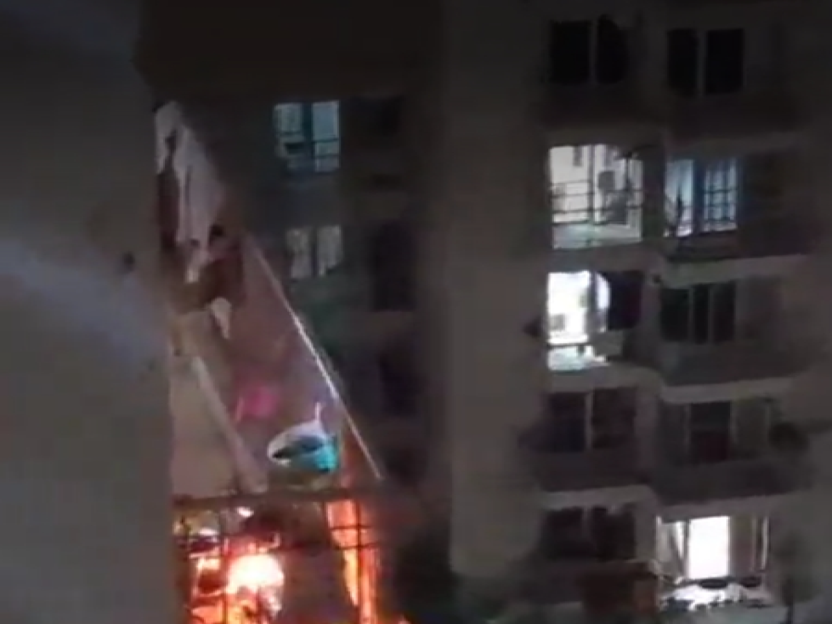 Fire Broke Out in Society: सोसाइटी के फ्लैट में लगी आग, मची अफरातफरी…देखें वीडियो