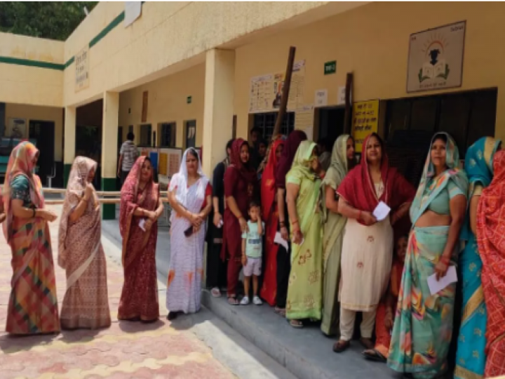 Noida Lok Sabha Election: बढ़-चढ़कर महिलाएं ले रहीं मतदान में हिस्सा, जानें पूरी खबर…