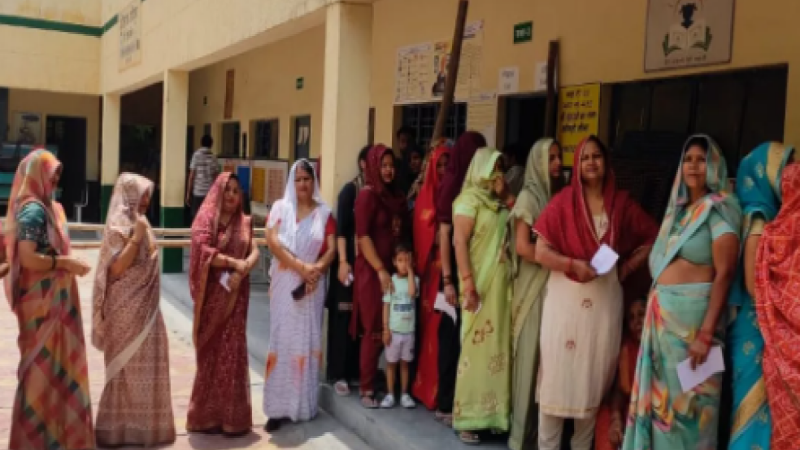 Noida Lok Sabha Election: बढ़-चढ़कर महिलाएं ले रहीं मतदान में हिस्सा, जानें पूरी खबर…