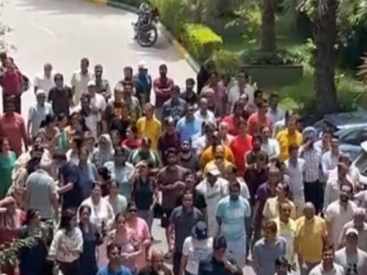 Residents Protest: सोसाइटी में निवासियों ने एओए के खिलाफ खोला मोर्चा, देखें वीडियो