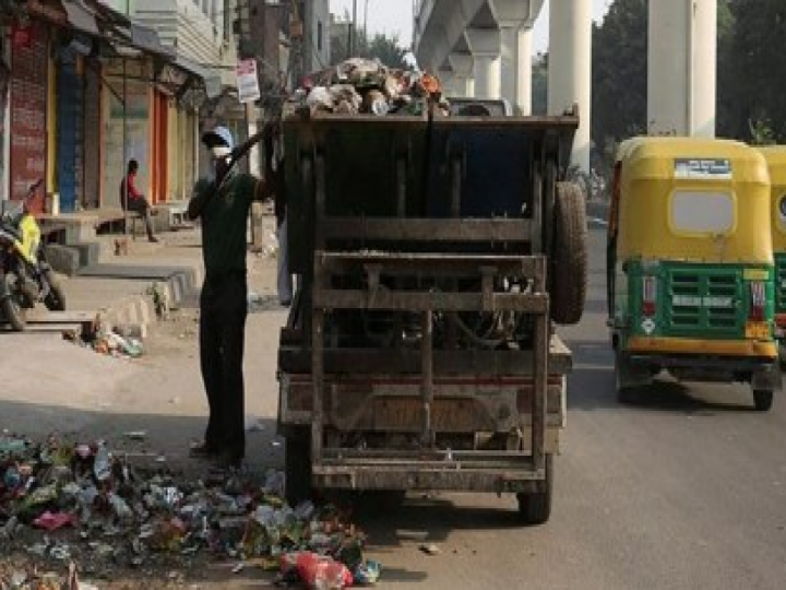 Residents Issues: सफाईकर्मियों की हड़ताल, सड़कों पर फैली गंदगी…लोग हुए परेशान