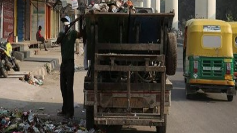 Residents Issues: सफाईकर्मियों की हड़ताल, सड़कों पर फैली गंदगी…लोग हुए परेशान