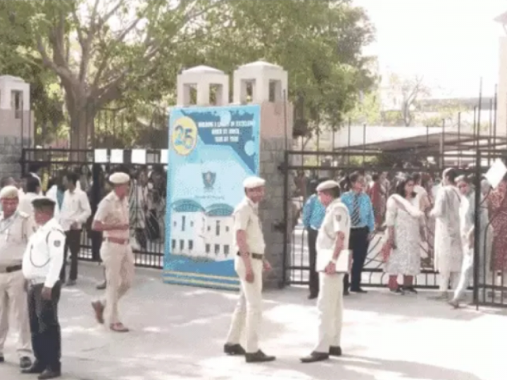 Bomb Threat News: दिल्ली-नोएडा के 100 स्कूलों को मिली बम से उड़ाने की धमकी, मचा हड़कंप