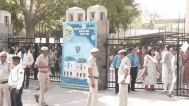Bomb Threat News: दिल्ली-नोएडा के 100 स्कूलों को मिली बम से उड़ाने की धमकी, मचा हड़कंप