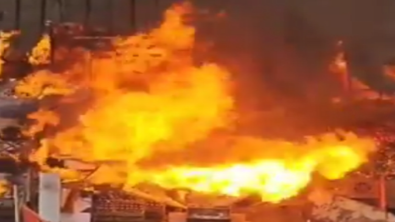 Fire Broke Out in Market: गोल्फ सिटी मार्केट में लगी भीषण आग, कई दुकानें जलकर हुईं खाक…देखें वीडियो