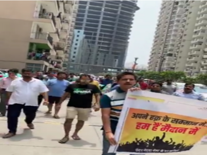 Residents Protest: बिल्डर की नीतियों के खिलाफ निवासियों का फूटा गुस्सा, पुतला फूंककर किया विरोध प्रदर्शन