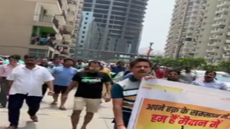 Residents Protest: बिल्डर की नीतियों के खिलाफ निवासियों का फूटा गुस्सा, पुतला फूंककर किया विरोध प्रदर्शन