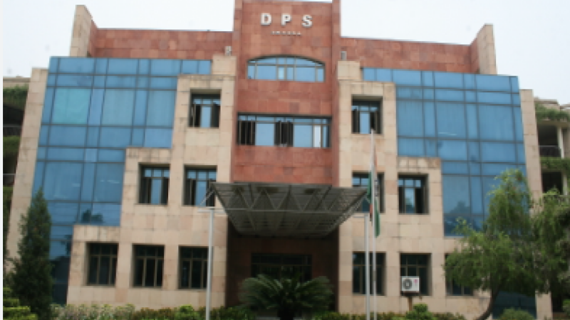 DPS School News: फीस जमा न करने पर स्कूल प्रशासन ने 14 बच्चों का नाम काटा, अभिभावकों ने दिया धरना