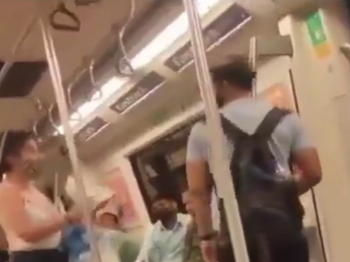 Delhi Metro Video:  मेट्रो में कपल ने किया झगड़ा, एक-दूसरे पर बरसाए थप्पड़…देखें वीडियो