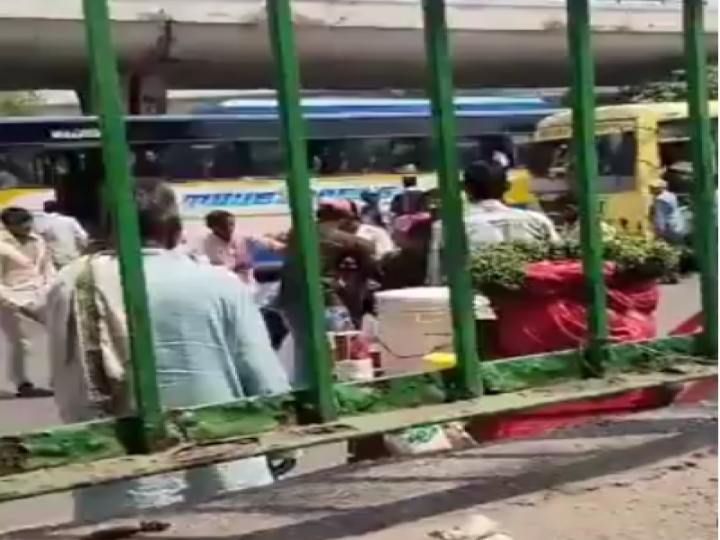 Viral Video: रोड बनी अखाड़ा, जमकर चले लात-घूंसे और लाठी डंडे…देखें वीडियो