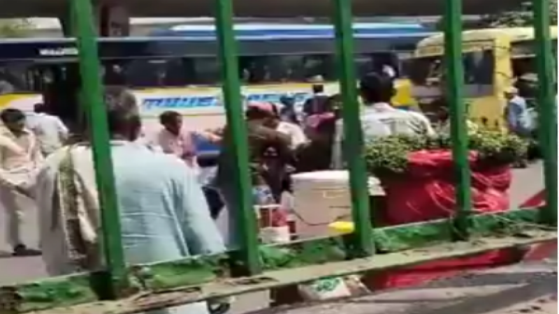 Viral Video: रोड बनी अखाड़ा, जमकर चले लात-घूंसे और लाठी डंडे…देखें वीडियो