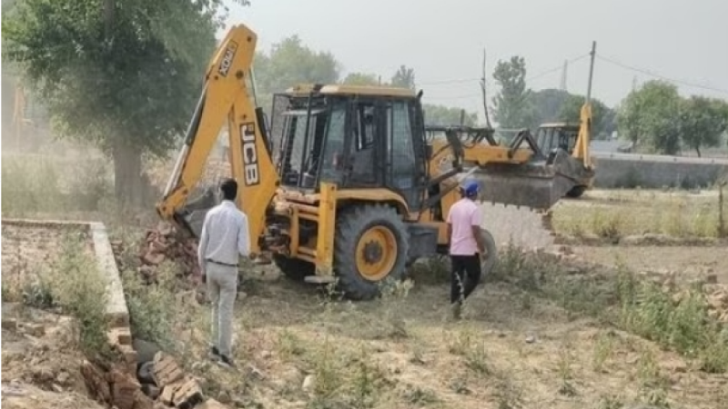 Illegal Encroachment: भूमाफियाओं पर प्राधिकरण का सख्त एक्शन,करोड़ों की प्रॉपर्टी पर चला बुलडोजर