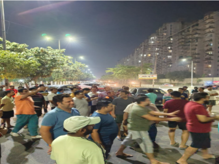 Residents Issues: भीषण गर्मी में बिजली कटौती से जूझ रहे लोग, सड़कों पर उतरकर किया हंगामा