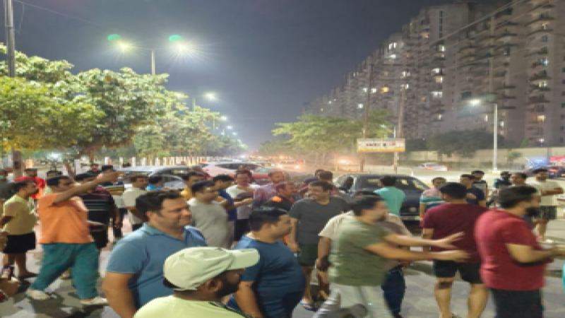 Residents Issues: भीषण गर्मी में बिजली कटौती से जूझ रहे लोग, सड़कों पर उतरकर किया हंगामा