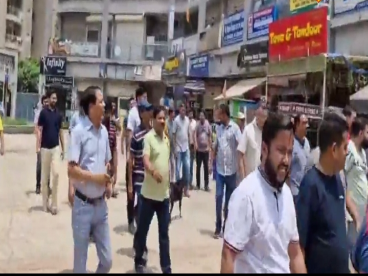 Residents Protest: भीषण गर्मी के बीच लोगों का प्रदर्शन, बिल्डर पर लगाया आरोप