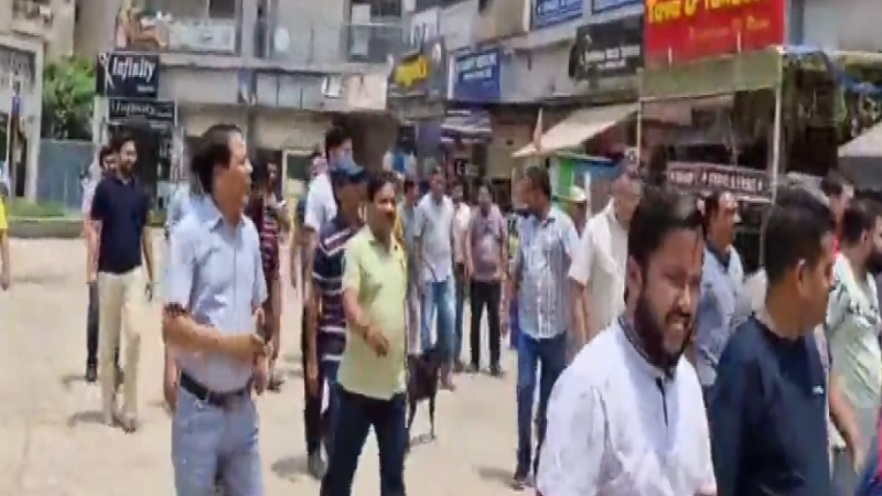 Residents Protest: भीषण गर्मी के बीच लोगों का प्रदर्शन, बिल्डर पर लगाया आरोप
