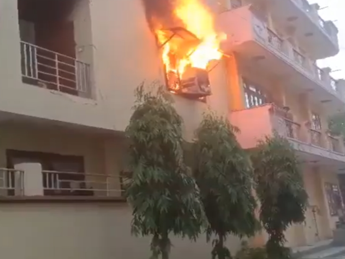 Fire In Society: सोसाइटी  की बिल्डिंग में लगी आग, मचा हड़कंप…देखें वीडियो