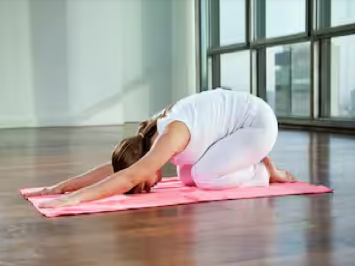 Yoga for Sleep: अगर आप भी हैं नींद न आने की समस्या से परेशान, तो नियमित तौर करें ये योगासन