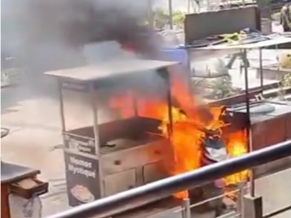 Fire in Electric Scooty: चार्जिंग के दौरान स्कूटी में लगी भीषण आग, लपटें देखकर सहमे लोग