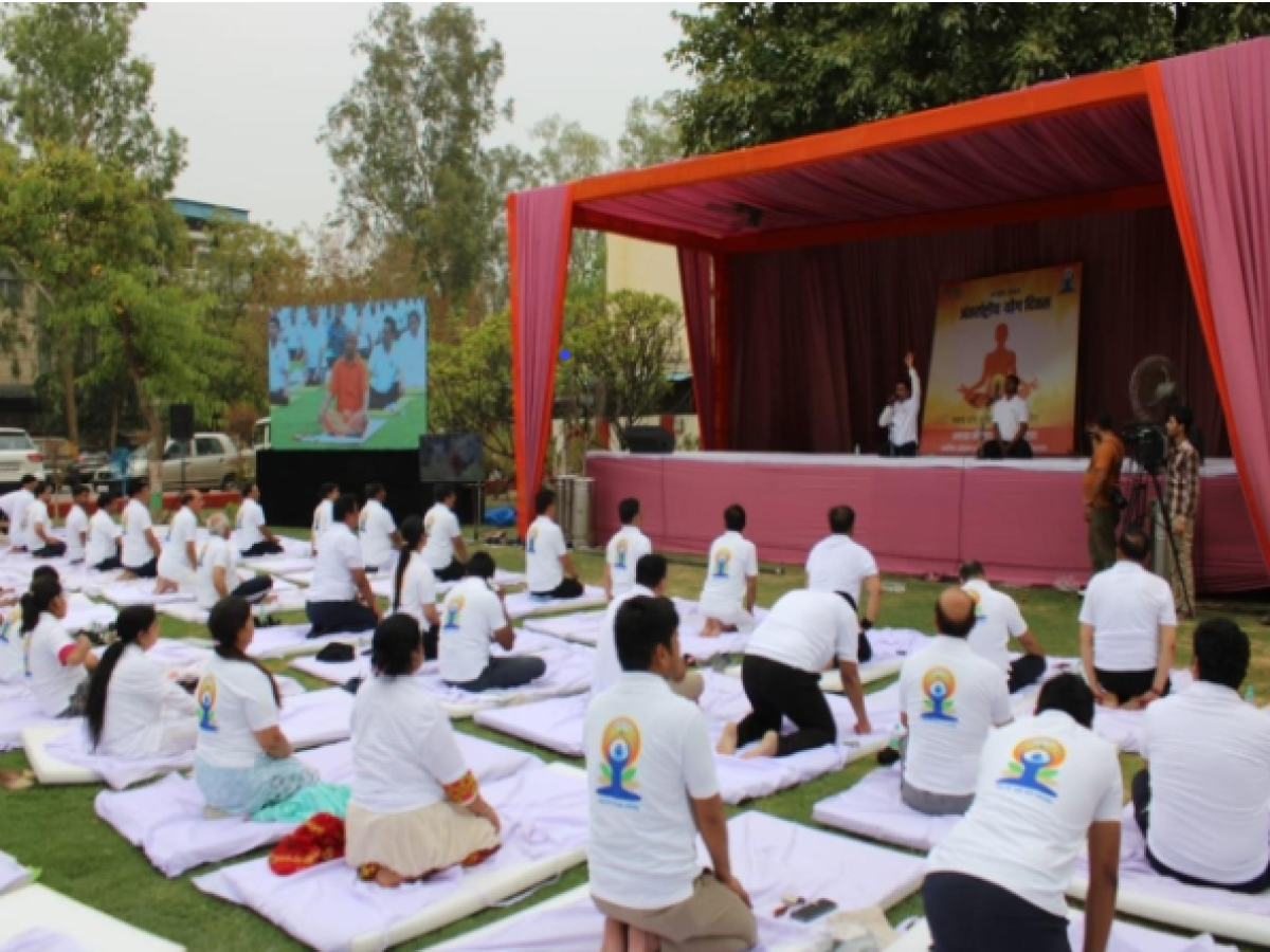 World Yoga Day: प्राधिकरण में योग दिवस की धूम, अधिकारियों ने किया योग…लोगों को दिया संदेश