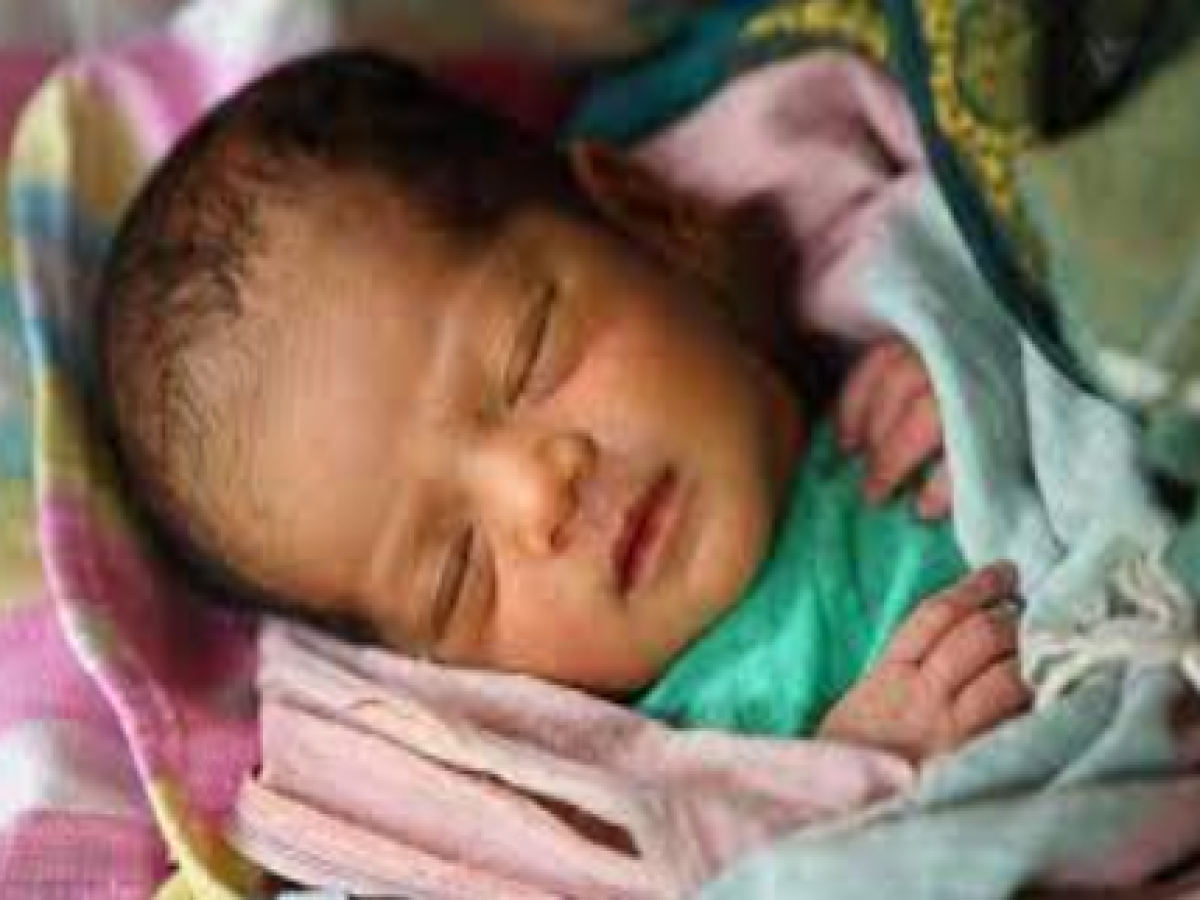 Newborn Child Death: मां की गोद में बच्ची ने ली अंतिम सांसे, पिता गिड़गिड़ाता रहा और सिस्टम को कोसता रहा