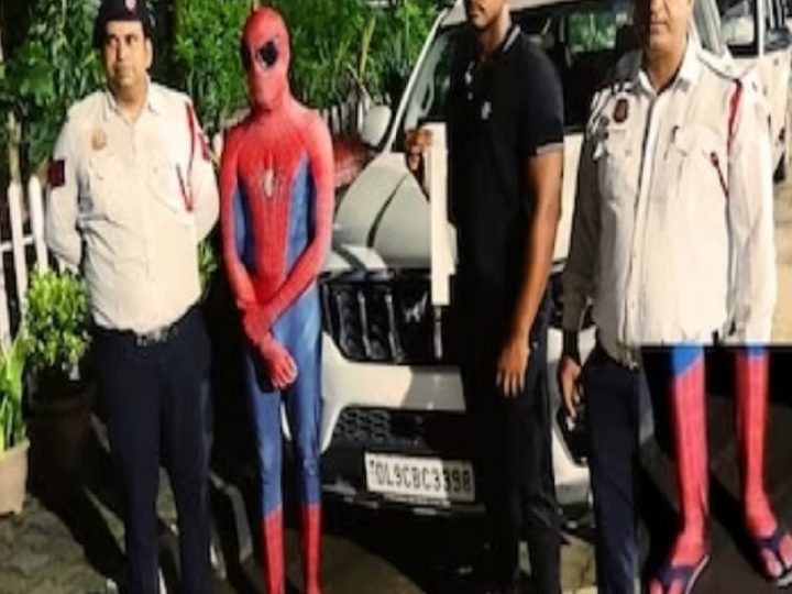 Delhi News: हवाई चप्पल वाला स्पाइडर मैन गिरफ्तार, बोनट पर बैठकर दिखा रहा था करतब