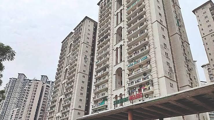 Greater Noida news :- मिक्सन ग्रीन मेनशन सोसाइटी में गिरी लॉबी एरिया की फालसीलिंग